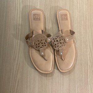DV Dolce Vita Thong Sandals 9.5 Juleat Flat Tan Light Brown Slip On Style